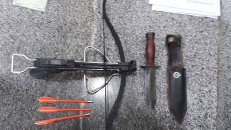 Professor carregava uma faca e uma 'besta' na mochila Professor carregava uma faca e uma 'besta' na mochila